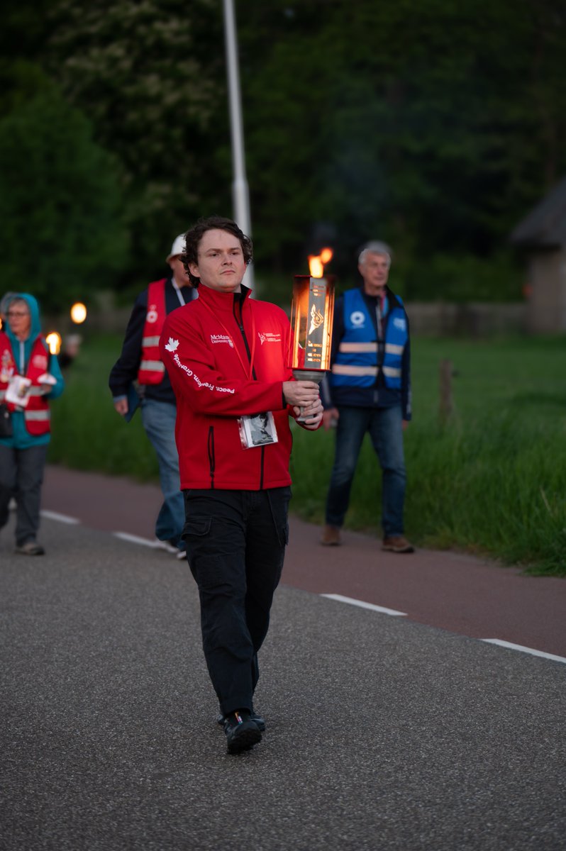 CanadianTorch's tweet photo. The evening Torch procession to Almen paid tribute to the 40 Canadians temporarily buried in the garden of Het Elger in Apr '45, just before the war ended in May. These soldiers—whose names were read during the starlit ceremony—were reinterred at Holten Cdn War Cemetery in 1946. https://t.co/XHflC7zh2f
