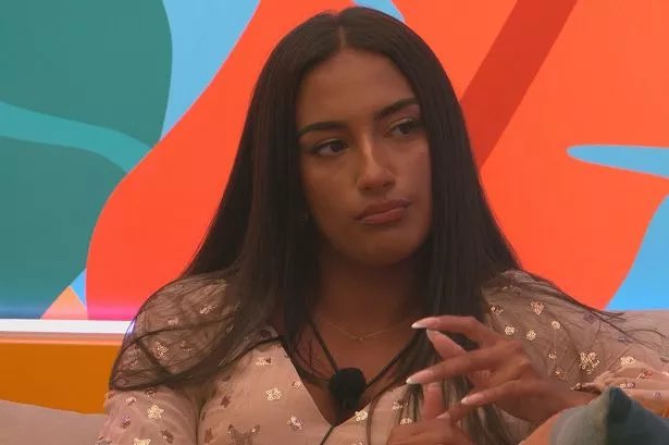 mytypeonpaper's tweet image. My worry now is that Shakira will go back to Harry #loveisland