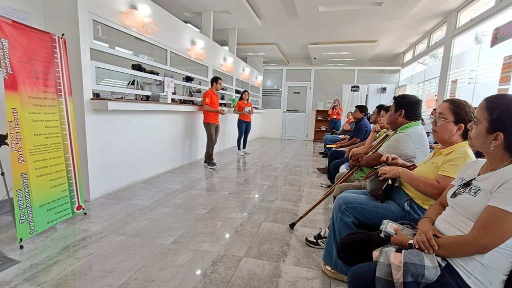 Jose_LuisMEX's tweet image. Este #DiaNaranja 🟧 y, en conmemoramos del día contra la Trata de Personas (30jul), el personal consular encabezó una presentación y dinámica con el público sobre diversas violencias, incluyendo la trata.
#12MesesDeActivismo @ConsulMexTeu