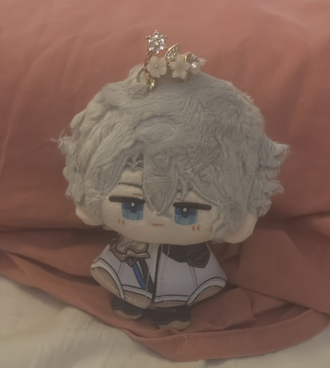 pleniluneskies's tweet image. making phainon experience things he hasnt experienced before: wearing my ring as a tiara