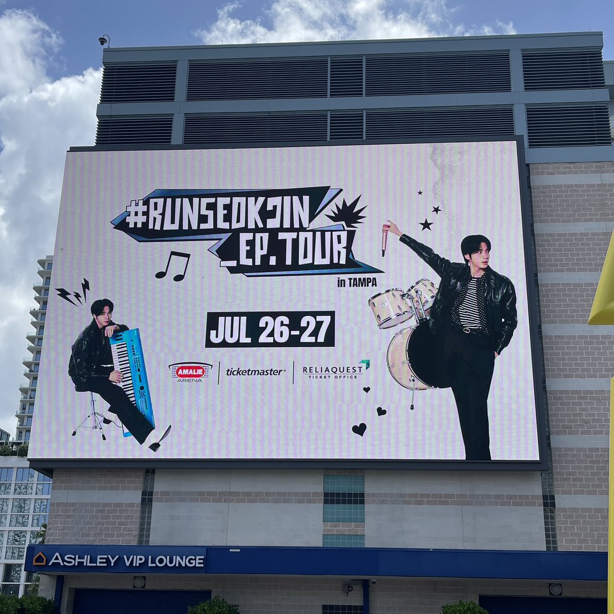 BTSx50States's tweet image. This admin is in Tampa and @AmalieArena has got the #Jin glow up! Canโt wait for tomorrow night ๐ฅฐ
#RUNSEOKJIN_epTOUR
@BTS_twt