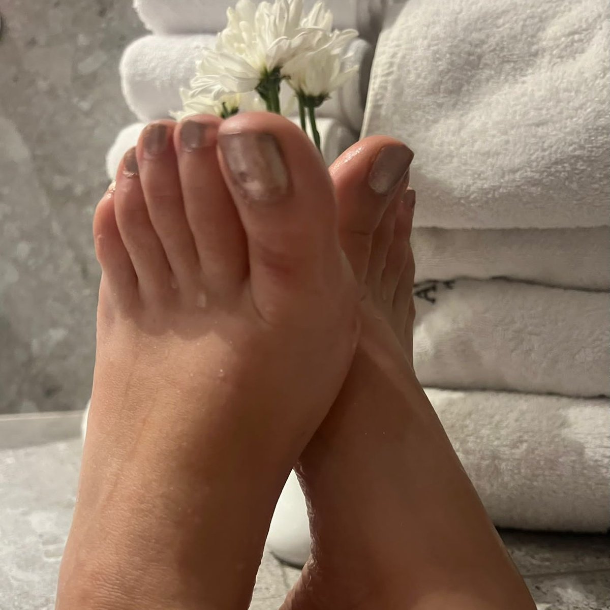 2_controls's tweet photo. These feet can operate kidslox 

#femdom #findom #kidslox https://t.co/YyXAu0Ddep