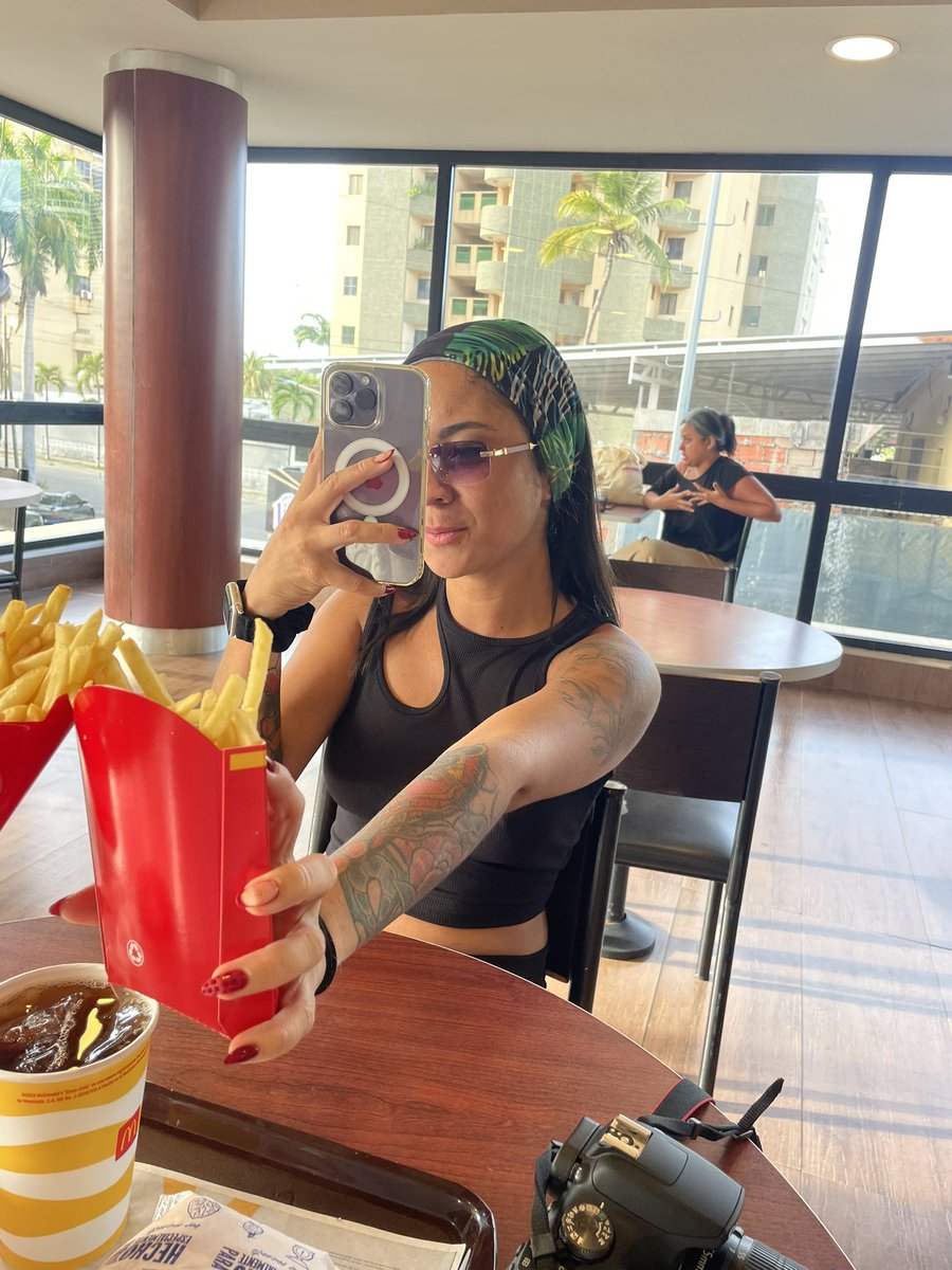 Mundacio's tweet image. invité a comer a una venezolana ❤️