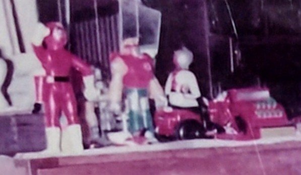 dimension_base's tweet image. 我が家のアルバムから
76年の写真。
タンスの上に、お気に入りの玩具。バンダイのアカレンジャー・ブルマァクのダイアポロン・アオシンのXライダーサイクル。レジスターもある。