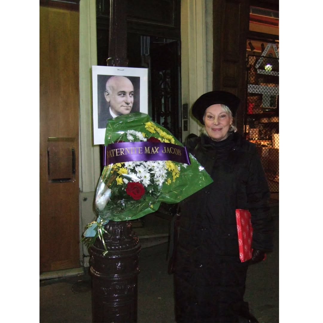 BernardDuvert's tweet photo. Une pensée émue aujourd'hui pour Bernadette Lafont, qui nous a quittés il y a 12 ans le 25 juillet 2013. 
En souvenir, cette photo prise le 06 mars 2006 devant le 7 rue Ravignan - Paris 18e, lors de l'hommage rendu annuellement à Max Jacob . 
#BernadetteLafont #maxjacob https://t.co/HihC89DB6U
