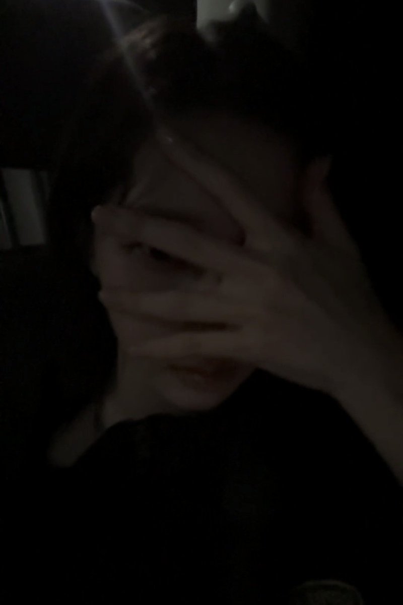 gisellecoxuda's tweet image. acho engraçado que em toda live da minjeong ela faz questão de ficar mostrando a mão dela, só pode ser de propósito