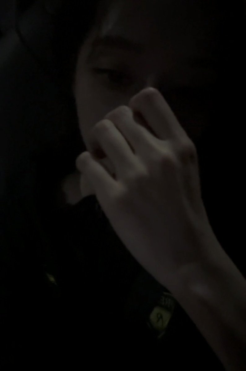 gisellecoxuda's tweet image. acho engraçado que em toda live da minjeong ela faz questão de ficar mostrando a mão dela, só pode ser de propósito