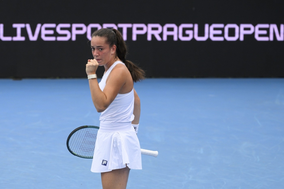 sportCT's tweet image. Osmnáctiletá Tereza Valentová se dostala na Livesport Prague Open do semifinále. 👏 V něm sice nestačila na Marii Bouzkovu, ale s turnajem je spokojená 🤩 a potvrdila si, že může hrát s nejlepšími. 💪 Navíc se posunula do elitní stovky žebříčku WTA, 💯 k čemuž jí gratuloval i…