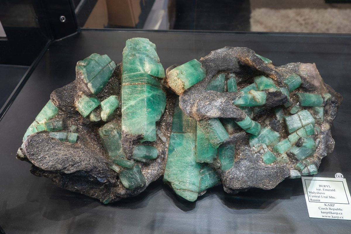 Huge specimen with numerous large #Emerald (green #Beryl variety) crystals in schist matrix from Malyshevo, Russia.

#minerals #crystals #mineralcollecting #mineralexpert #rockhounding #mineralogy