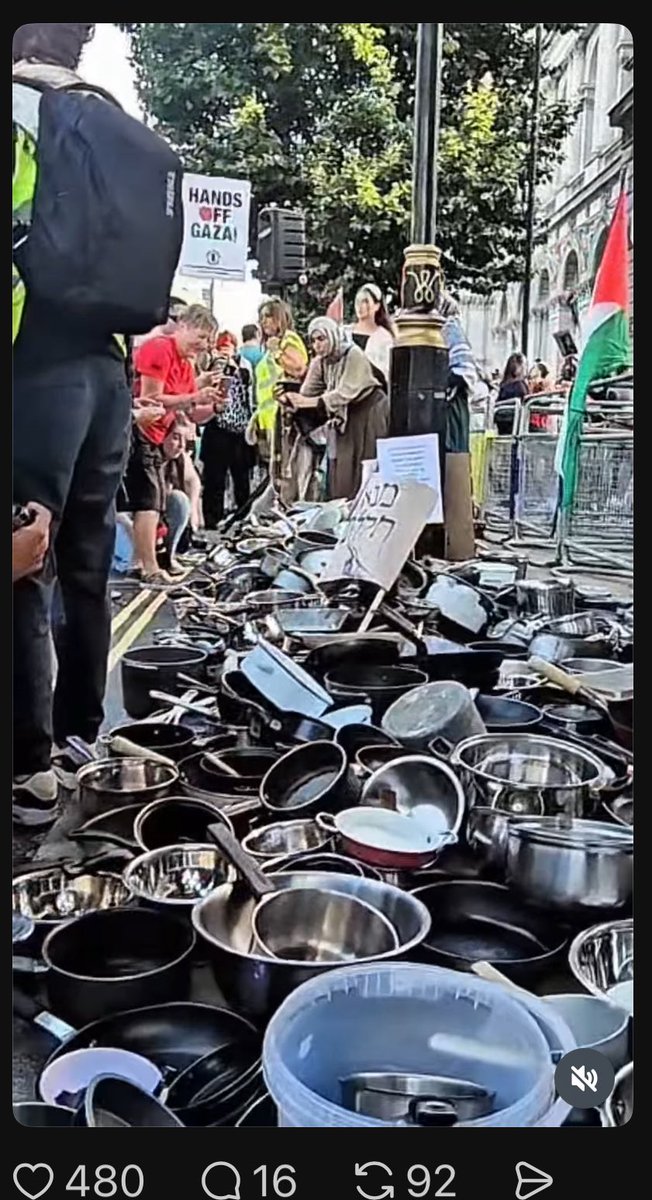 LindaBamieh's tweet image. 1000 pots laid outside Downing St London for the more than 1000 Palestinians killed seeking food while being deliberately starved by Israel, the UK government's ally. #potsprotest
