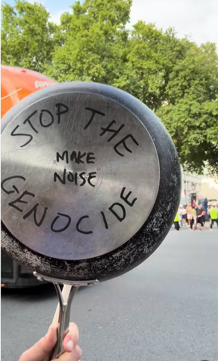 LindaBamieh's tweet image. 1000 pots laid outside Downing St London for the more than 1000 Palestinians killed seeking food while being deliberately starved by Israel, the UK government's ally. #potsprotest
