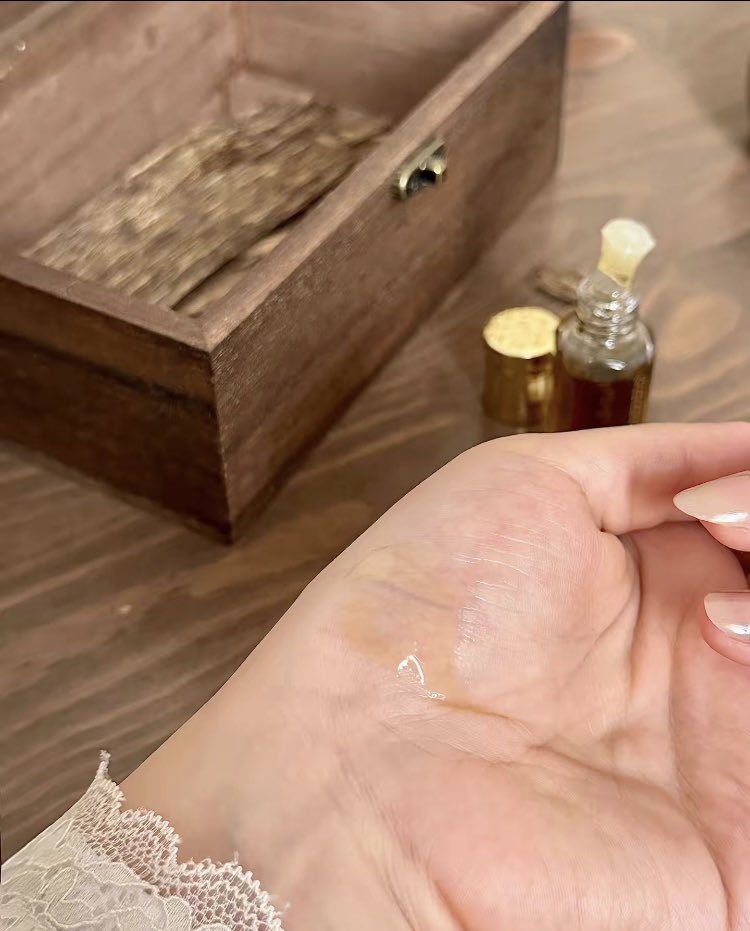 منَ يشمـّه مات عمره ماتطيّب 
وش يبي فالشيح والعنبر حلالَه