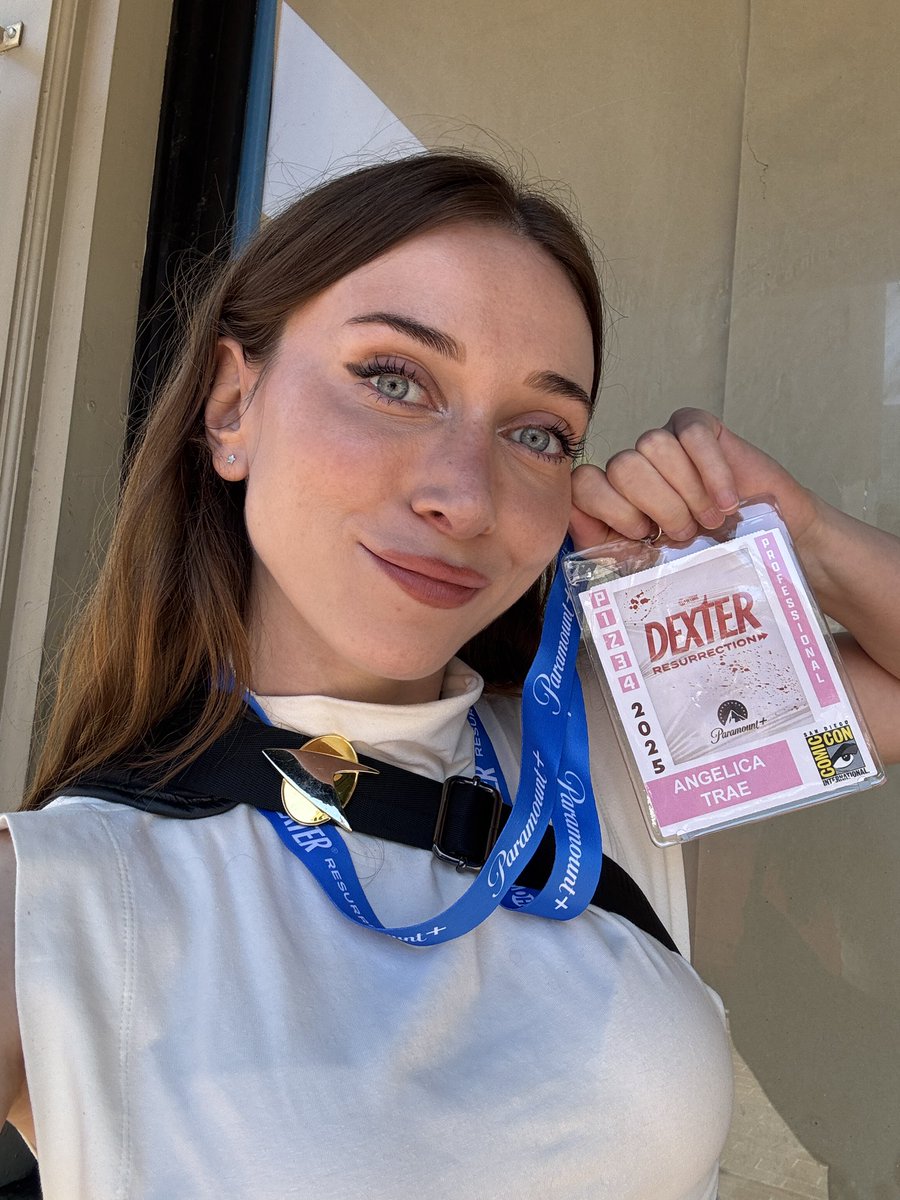 LIVE for a bit at San Diego Comic Con! 

Twitch.tv/ayytrae
