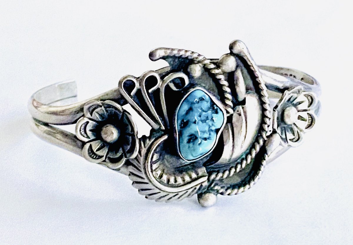martysatticauc1's tweet image. Vintage Fred G Artisan Navajo Cuff Bracelet of Sterling Silver with Center Natural Turquoise Gemstone Surrounded by Extensive Silver Detail
etsy.com/listing/113231…