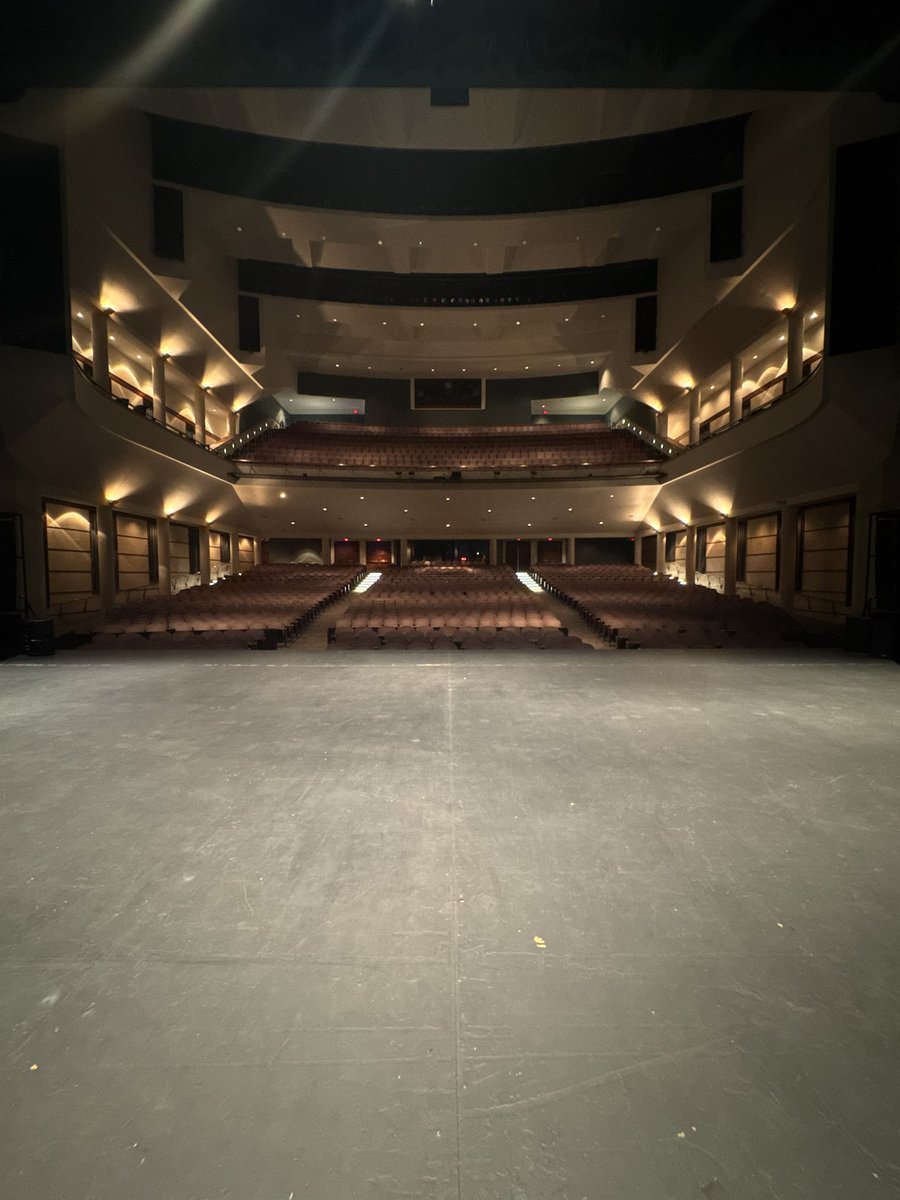 PlanetTyrus's tweet image. #tyruslive here we go!!!!! Sold out house !!!!