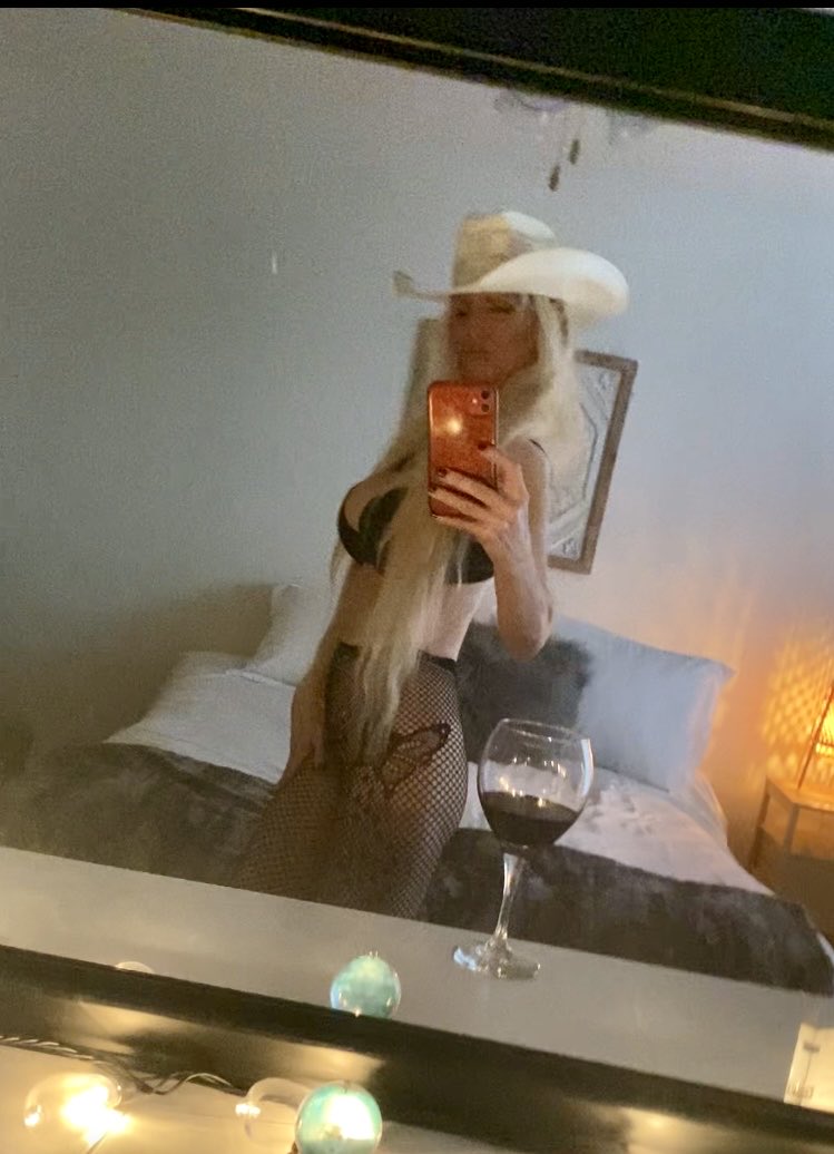 lisamorelli56's tweet image. Patriotic Cowgirl wearin her Butterfly fishnets!! Hope y’all are havin a fab Friday!!💋❤️🇺🇸