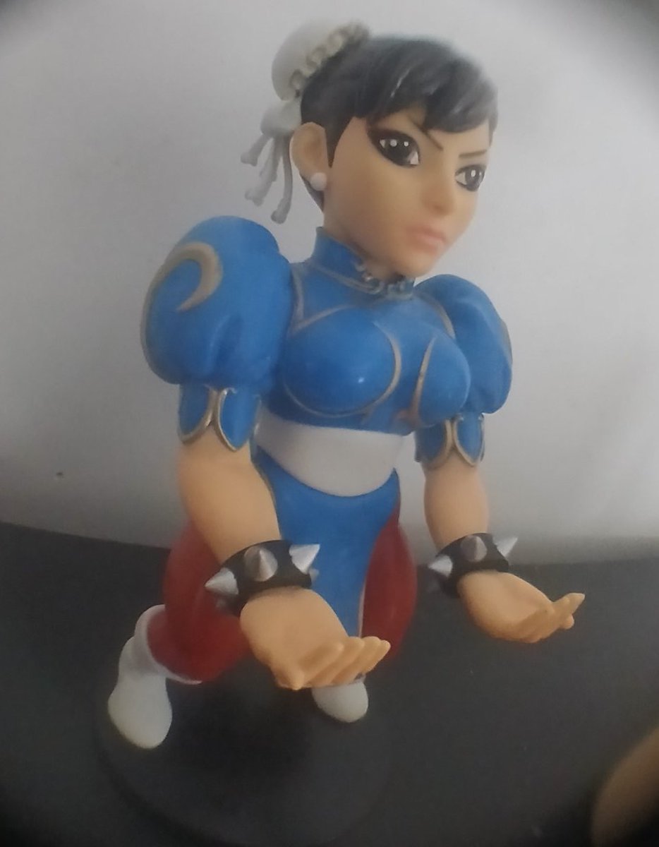 DaFeenom's tweet image. On m&apos;a offert cette figurine trop bizarre de Chun-Li