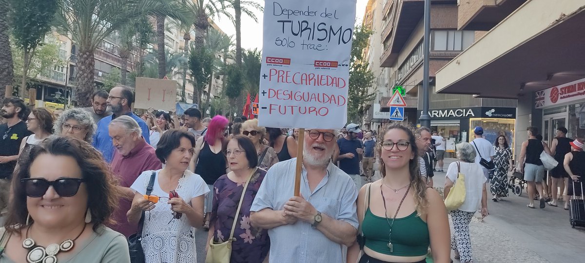 Cada vez , más gente en Alicante, pide vivienda digna,derecho a techo y barrios sin fondos buitres ni pisos turísticos 
@alicantedondevas