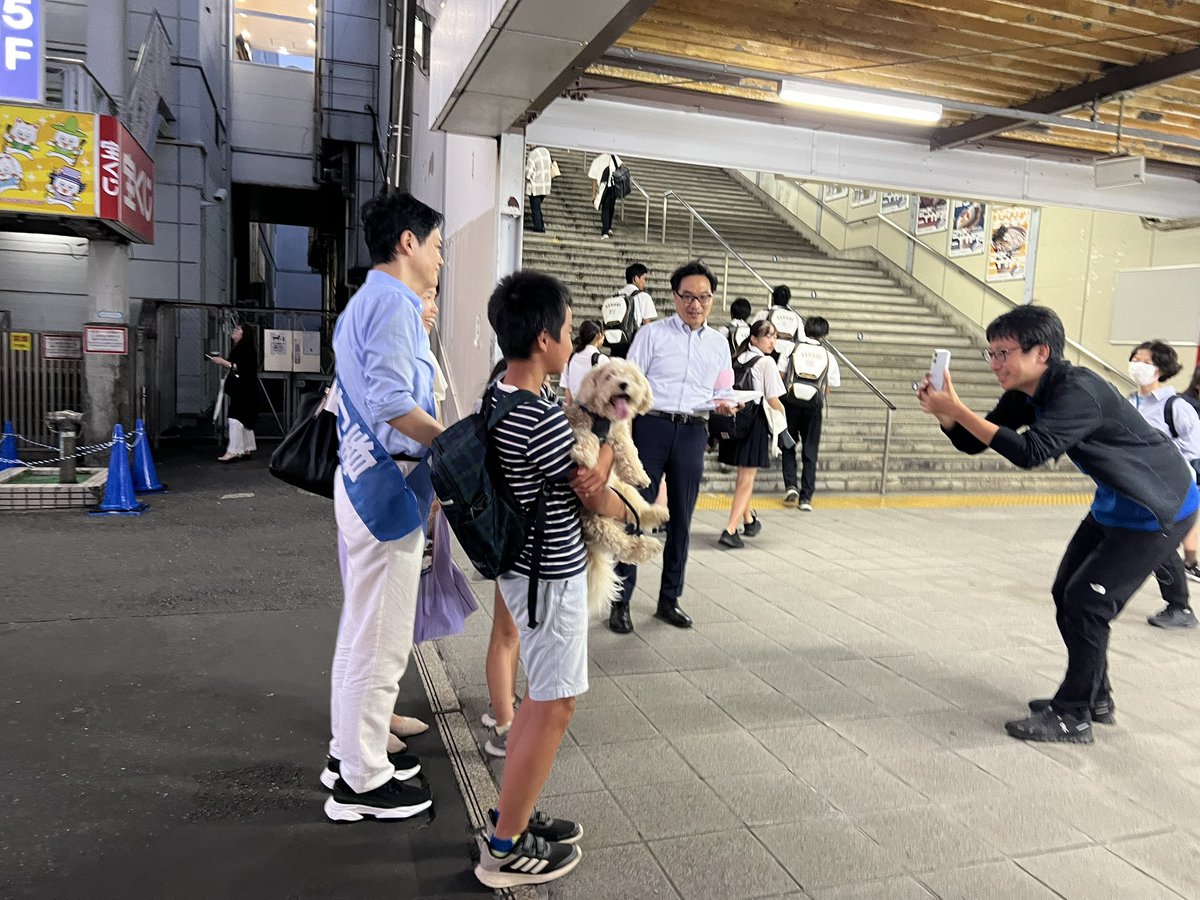 kamome202202's tweet image. 保土ヶ谷駅に山中市長を応援に行ってきました。
市民の反応が面白い。無表情で通り過ぎる人、目が点になる人とか。子供達からの評価は上々で、1人で握手に行く勇気ある子供もいましたよ。ママ達も記念に子供と市長のスリーショットを。
山中市長は子供が大好きとか、子供扱いも上手でした。…
