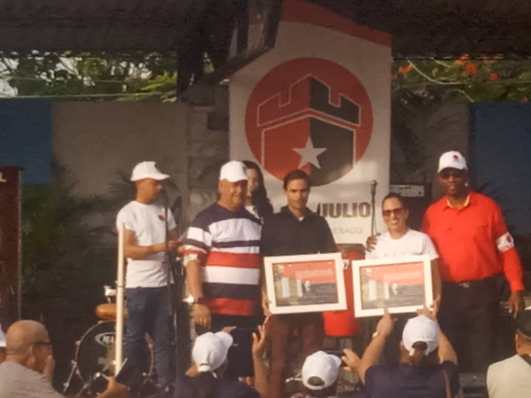 CubaMES's tweet image. ❤️🖤 ¡Muchas felicidades a la @ULTCuba y la @univholguinera distinguidas en los actos provinciales, en el contexto del 72 aniversario del asalto a los cuarteles Moncada y Carlos Manuel de Céspedes! ✊🇨🇺 #UnidosXCuba 

ℹ️📷 #UHolguín #ULTCuba 
#CubaEstáFirme #LaLuchaNoHaCesado