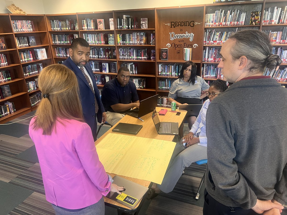 MJJackson1906's tweet image. 🗣️“There’s NO mountain too high,
No valley too STEEP,
Team M&M is in the building,
(Magnet and Montessori🔥)
And we’re TWENTY-TWO DEEP!”
✌🏾✌🏾🏁🥳
#doubledeuce
#saynomore