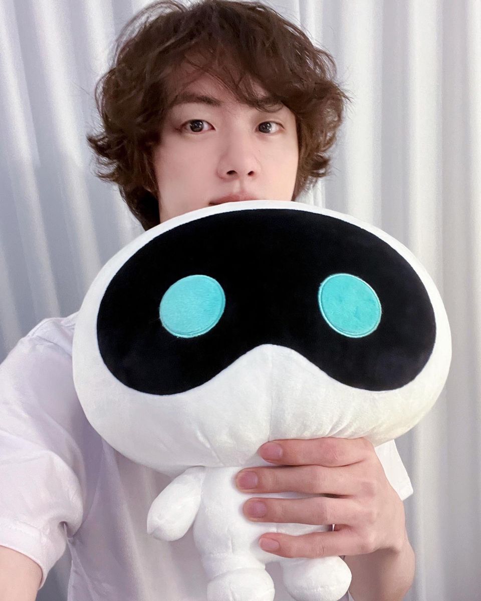 MasQueCineLatam's tweet image. Cita este post con tu selca favorita de Jin. 🌙
