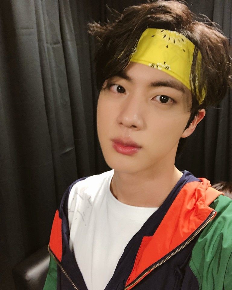 MasQueCineLatam's tweet image. Cita este post con tu selca favorita de Jin. 🌙