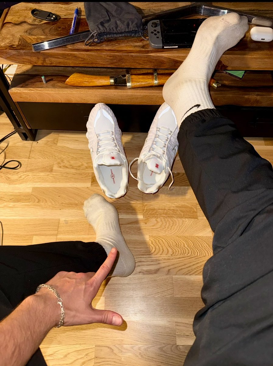MasteRodriguezz's tweet photo. Was dieses Bild wohl alles in dir Loser auslöst…..

Einfach erbärmlich…..

#socks #Nike #cigarette #Master 
#slave #drain #feet #sub #findom https://t.co/8dHAD34N5v