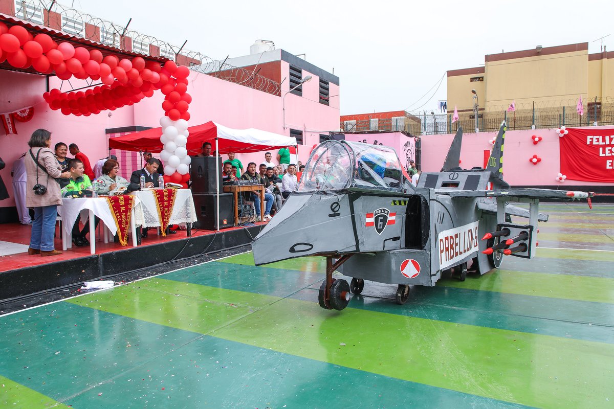 INPEgob's tweet image. ¡Las Fiestas Patrias se vivieron con orgullo en el #PenalDelCallao! 🇵🇪 Seis pabellones compitieron en el Concurso de Escoltas 2025. Además, el desfile de #CárcelesProductivas y música en vivo con los estudiantes de Orquestando-INPE llenó de patriotismo el lugar. #FiestasPatrias