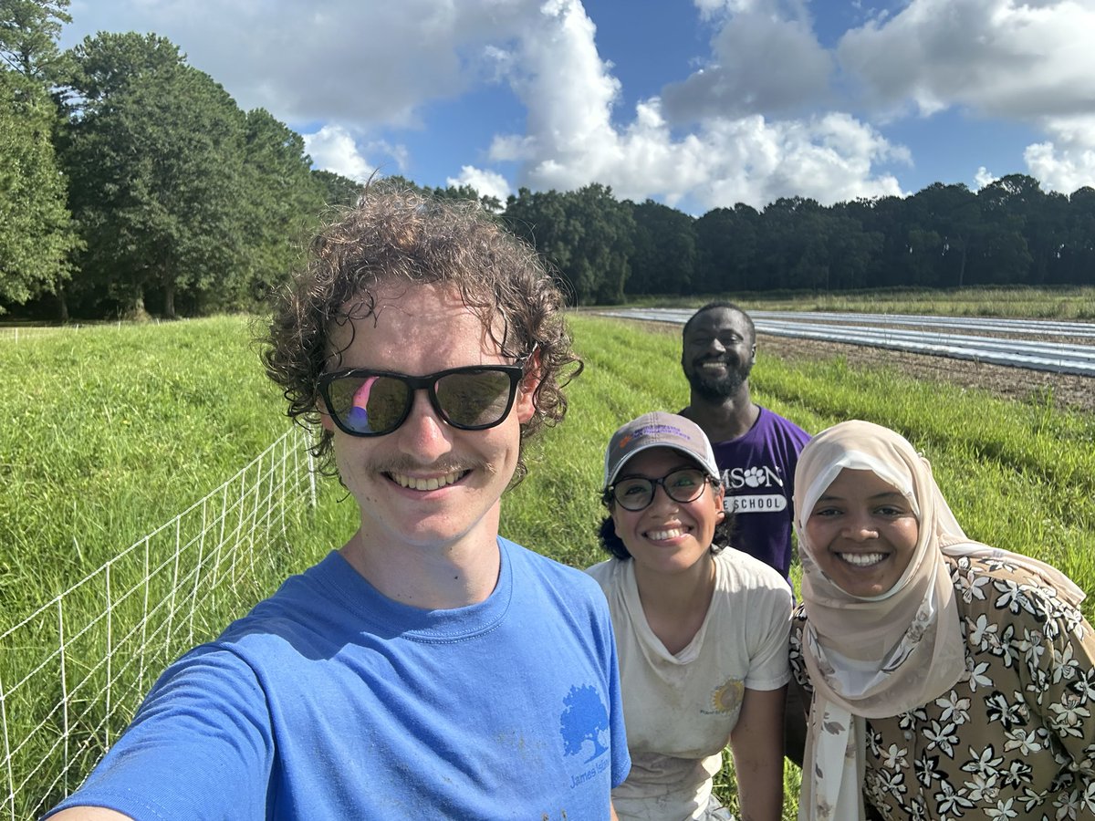 OfficialEbenQ's tweet image. Thanks to @KarinAlbornoz3 and the rest of the team, we had some fun 😁😁harvesting some watermelons today @ClemsonCAFLS. Now some cool scientific journey to the fresh-cut watermelon 🍉  has started!