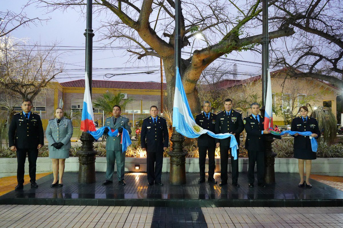 amolinalarioja's tweet photo. AGRADEZCO la presencia de AUTORIDADES y PERSONAL de las Fuerzas de SEGURIDAD y el Servicio PENITENCIARIO de la PROVINCIA.

Este solemne ACTO constituye la INSTITUCIONALIDAD, el RESPETO y el RECONOCIMIENTO de los agentes, en pro de la SEGURIDAD de vecinas y vecinos. https://t.co/1CiAfUFwHP