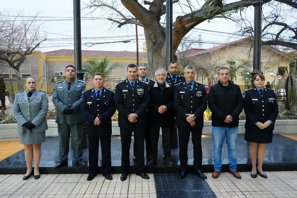amolinalarioja's tweet photo. AGRADEZCO la presencia de AUTORIDADES y PERSONAL de las Fuerzas de SEGURIDAD y el Servicio PENITENCIARIO de la PROVINCIA.

Este solemne ACTO constituye la INSTITUCIONALIDAD, el RESPETO y el RECONOCIMIENTO de los agentes, en pro de la SEGURIDAD de vecinas y vecinos. https://t.co/1CiAfUFwHP