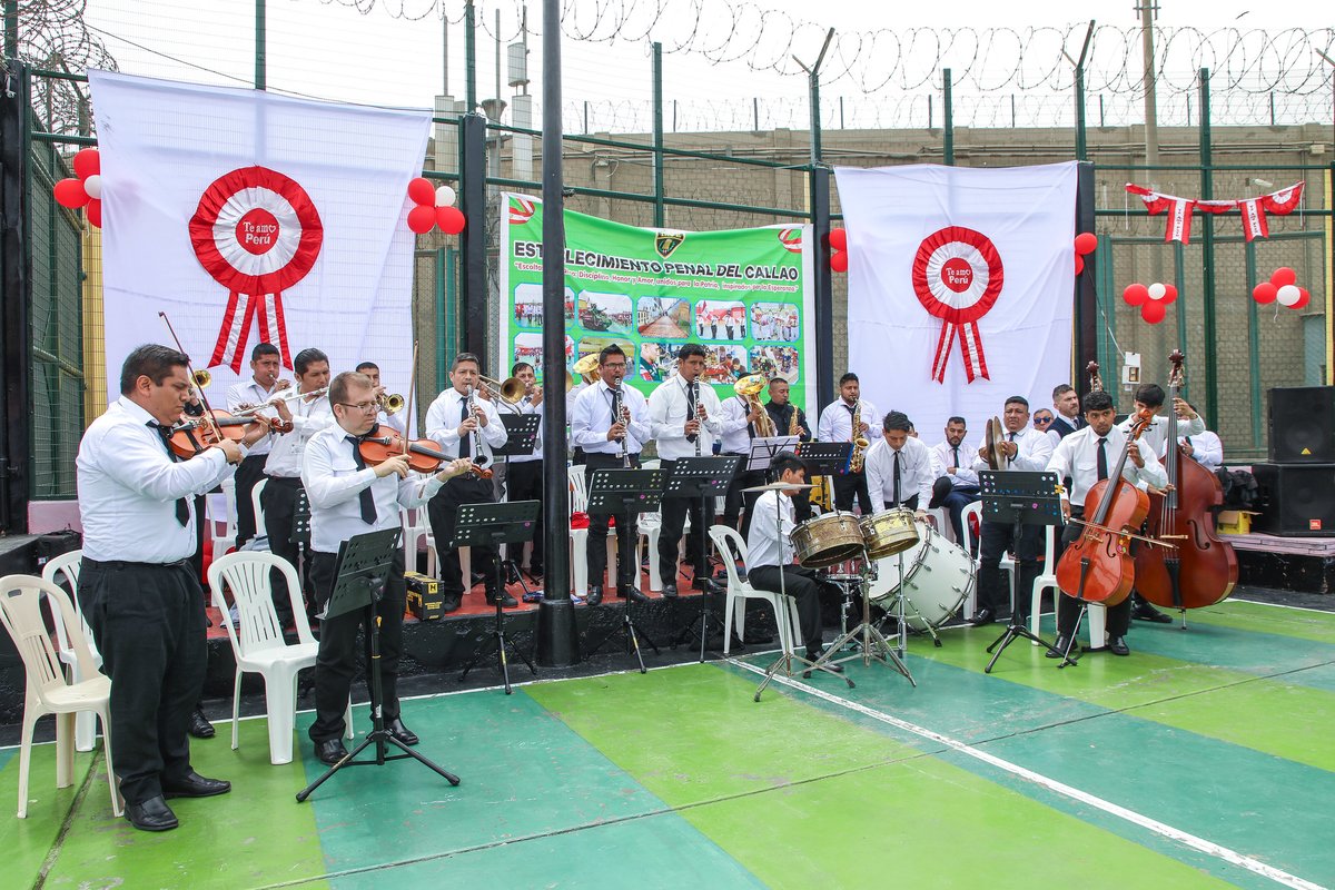 INPEgob's tweet image. ¡Las Fiestas Patrias se vivieron con orgullo en el #PenalDelCallao! 🇵🇪 Seis pabellones compitieron en el Concurso de Escoltas 2025. Además, el desfile de #CárcelesProductivas y música en vivo con los estudiantes de Orquestando-INPE llenó de patriotismo el lugar. #FiestasPatrias