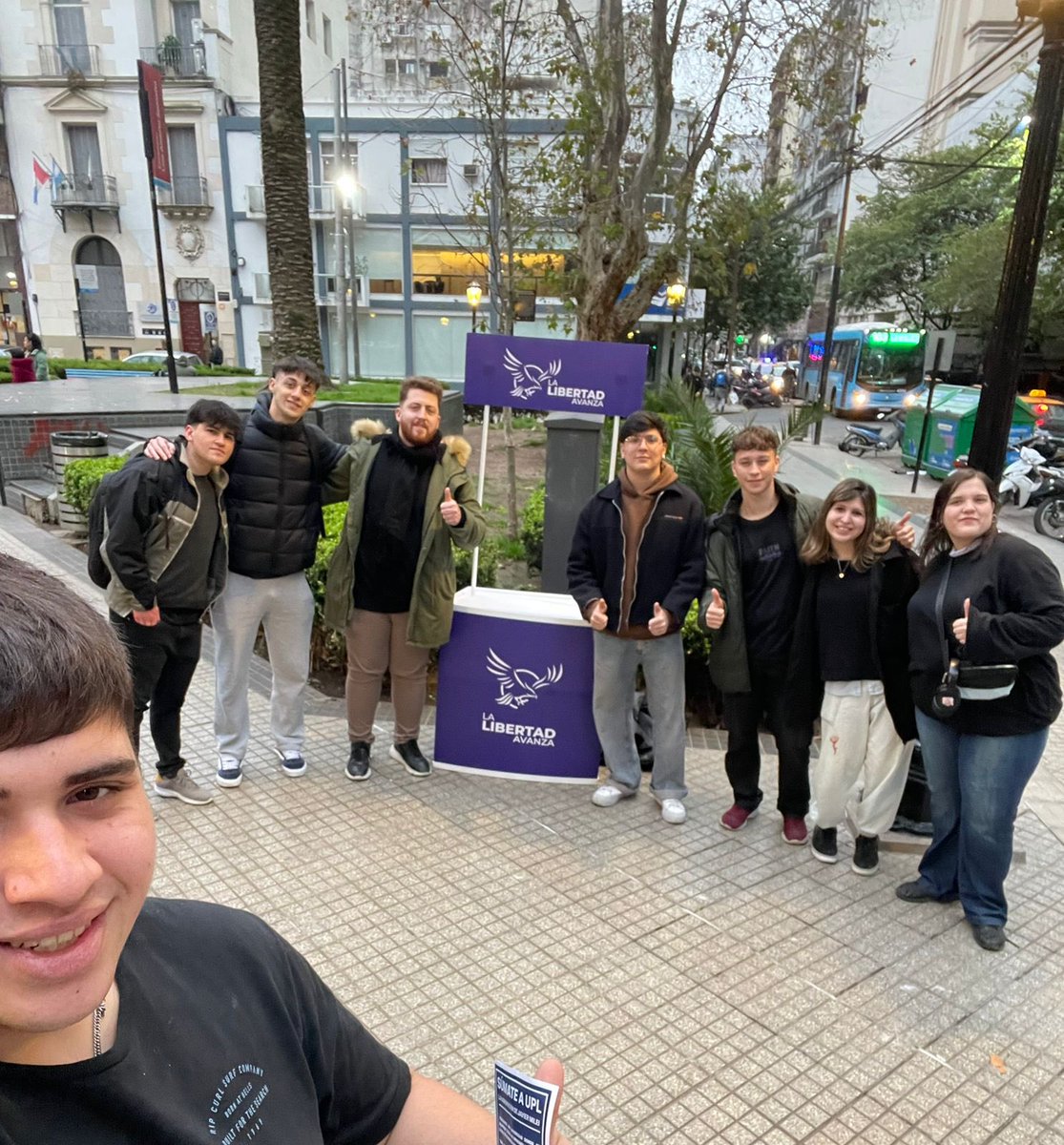 jllasantafe's tweet image. La juventud sigue marcando el rumbo.
Presente en las calles, defendiendo las ideas correctas. 🇦🇷💜
