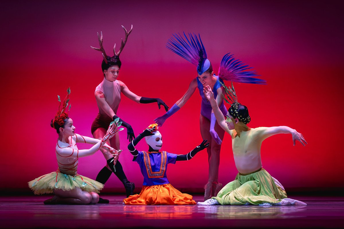 MunicipaldeStgo's tweet image. El Ballet de Santiago, dirigido por César Morales Anderson, hace los últimos ajustes para la primera función de este título que rinde homenaje a la obra y el universo creativo de Frida Kahlo.
📅Disponible hasta el 2 de agosto.
🎫Entradas en municipal.cl