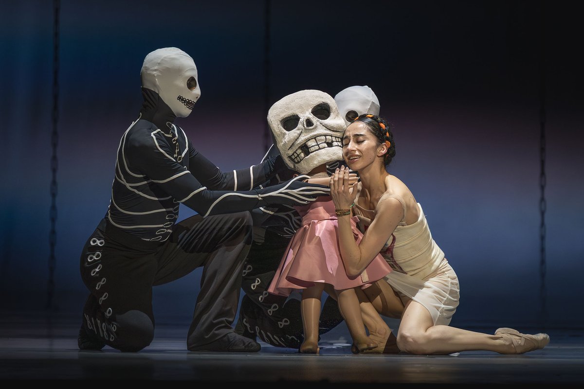 MunicipaldeStgo's tweet image. El Ballet de Santiago, dirigido por César Morales Anderson, hace los últimos ajustes para la primera función de este título que rinde homenaje a la obra y el universo creativo de Frida Kahlo.
📅Disponible hasta el 2 de agosto.
🎫Entradas en municipal.cl