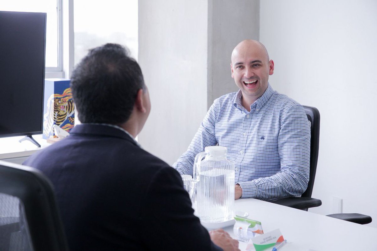 SEDESJALISCO's tweet image. Nos reunimos hoy con Jaime Macias, CEO de @SunbankMX , para ver cómo impulsar soluciones solares en más empresas de Jalisco.
Desde la Secretaría, seguiremos promoviendo alianzas que fortalezcan un modelo energético más eficiente y sustentable.