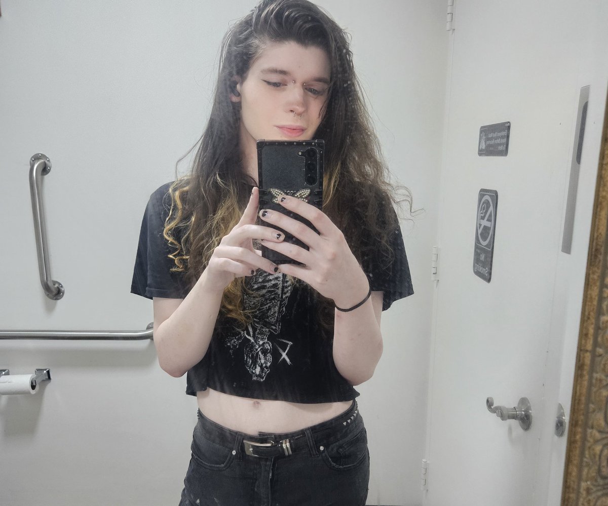 severed_light's tweet image. we live in an infinite hell and the only warm thing left in this cold world to bring comfort to us is the flesh of girls