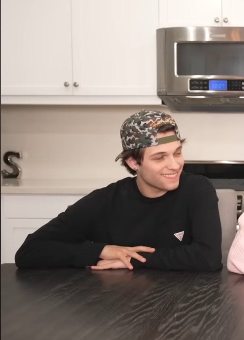 chrisstrniolos's tweet image. I CAN’T GO ON. HE’S SO MF SEXY I CAN’T.