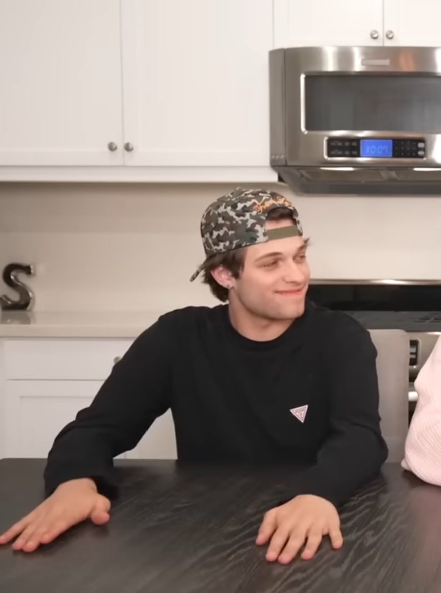 chrisstrniolos's tweet image. I CAN’T GO ON. HE’S SO MF SEXY I CAN’T.