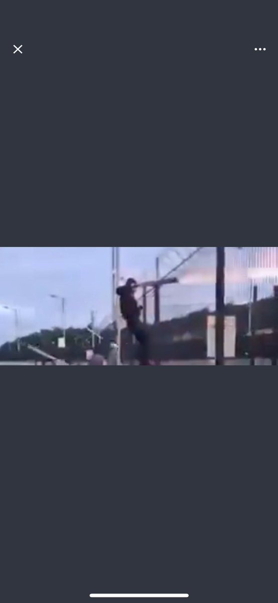 rianofiaich16's tweet image. This could be the funniest thing I’ve ever seen in my life just some Derry hood propped up onto a fence launching fireworks from a machine gun at Bohs fans