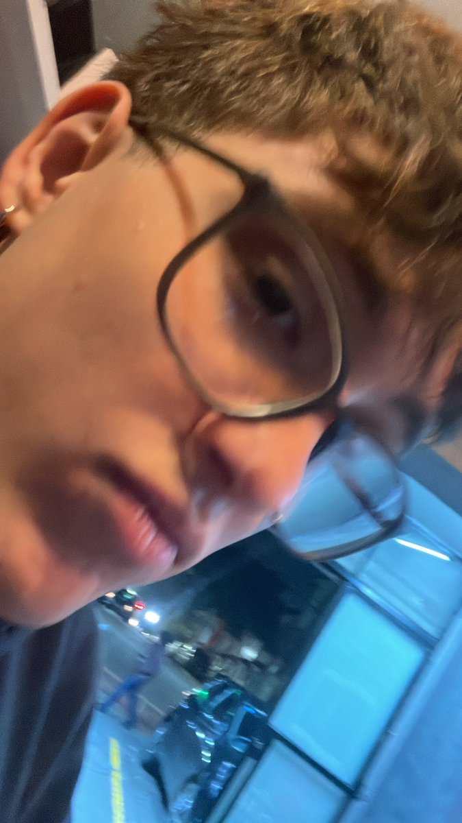 joaoladeira69's tweet image. GUESS WHO&apos;S BACK??? depois de 5 horas com o meu celular na assistência, ele esta de volta e nao precisei trocar o display