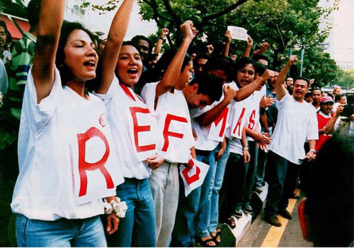 liyana_marzuki's tweet image. KIFARAH
Tahun 1998, bila Gerakan Reformasi bermula, saya di Tingkatan 5. Menunggu nak ambil SPM.
Berita di TV dan media arus perdana, tonjolkan betapa jahatnya mereka yang melawan polis dan FRU. “Mereka ini perosak keamanan negara. Kacau ganggu PM kita. Kesian dia”.
Kita pun…