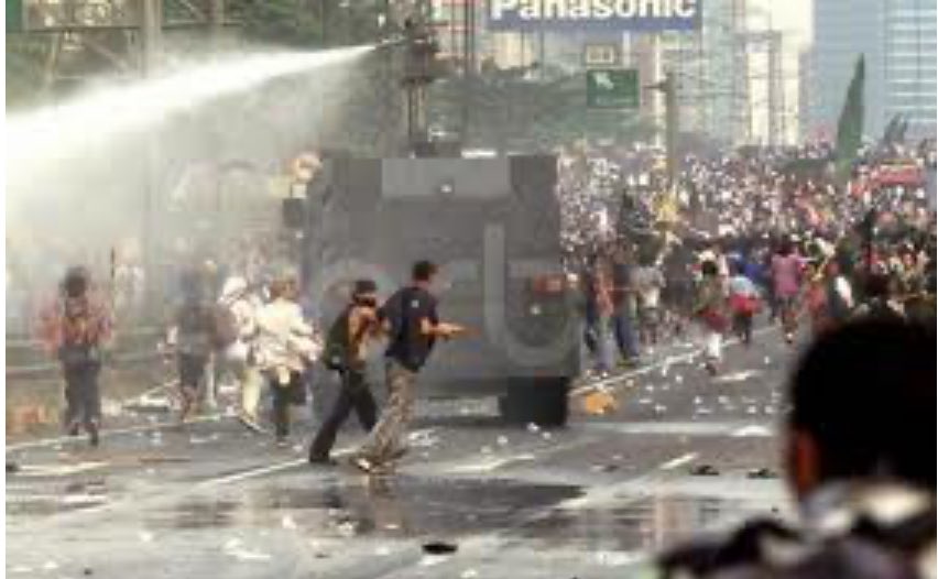 liyana_marzuki's tweet image. KIFARAH
Tahun 1998, bila Gerakan Reformasi bermula, saya di Tingkatan 5. Menunggu nak ambil SPM.
Berita di TV dan media arus perdana, tonjolkan betapa jahatnya mereka yang melawan polis dan FRU. “Mereka ini perosak keamanan negara. Kacau ganggu PM kita. Kesian dia”.
Kita pun…