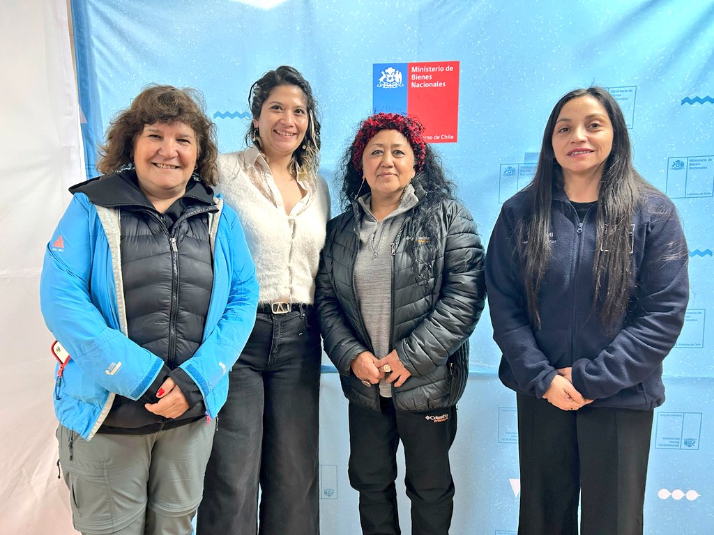Seremi Ámbar Castro Martínez,  junto al jefe de gabinete Anibal Barceló, sostuvieron reunión de trabajo con la diputada Ericka Ñanco y la concejala de Pucón, Verónica Castillo, para abordar temas de la comuna ligados de la cartera.
#BienesNacionales🌳
#LaAraucanía