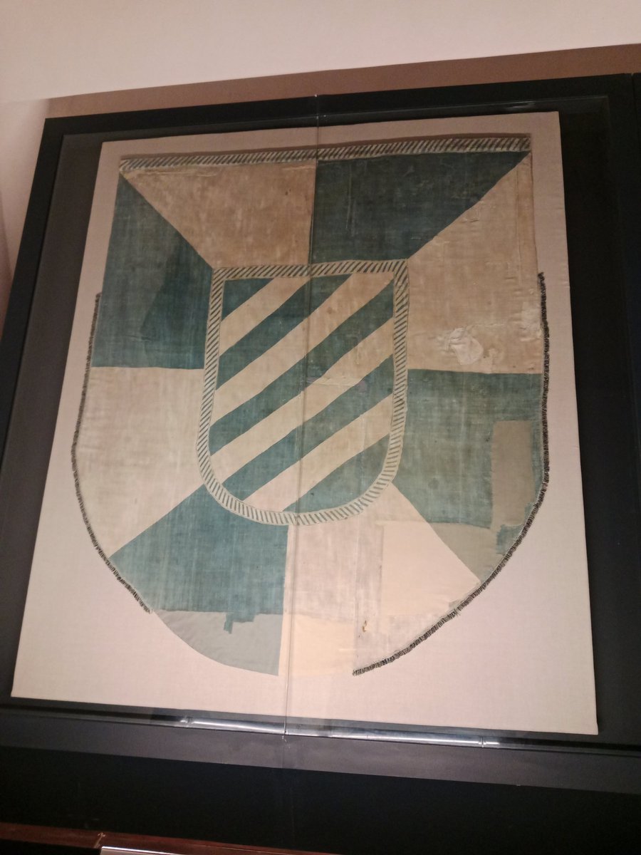 penas_alvaro's tweet image. Durante el asedio de Drake contra Lisboa, el 5 de junio de 1589, Sancho Bravo de Arce se apoderó de una bandera inglesa y otra portuguesa que hoy se encuentran en la catedral de Sigüenza. La bandera inglesa es la única de la época que se conserva, y es un testimonio de la derrota…