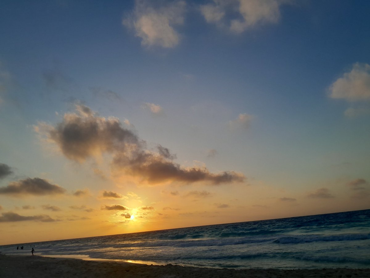 Salwa_mohammed9's tweet image. I love the beach at sunset💛💥