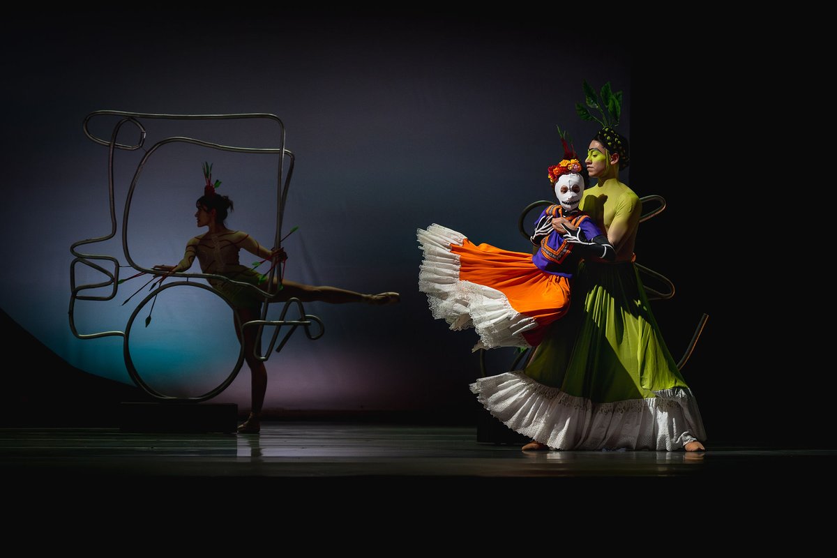 MunicipaldeStgo's tweet image. El Ballet de Santiago, dirigido por César Morales Anderson, hace los últimos ajustes para la primera función de este título que rinde homenaje a la obra y el universo creativo de Frida Kahlo.
📅Disponible hasta el 2 de agosto.
🎫Entradas en municipal.cl