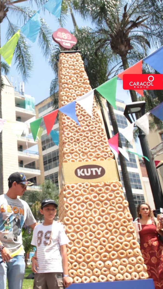 ➡️ #OjoAlDato 👁‍🗨 | En la Plaza de Cayzedo, además de toda la programación, podrás ver la torre de pandebono con la que la panadería Kuty se une a la fiesta de los 489 años de la Sucursal del Cielo.