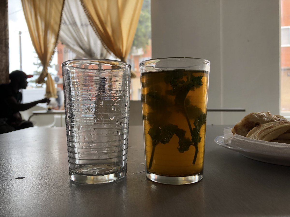 paulinoross's tweet image. Como si no hubiera pasado nada. Dos semanas después, las calles de Torre Pacheco respiran igual que antes de la cacería. En la Cafetería Estambul, Salah me sirve té y msemem con miel. Ibrahima hace una pausa café. La mancha del odio se sigue expandiendo por las redes.